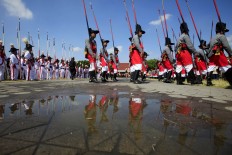 Palace guards escort the Grebeg Syawal procession at the Yogyakarta Palace square. (JP/Dhoni Setiawan)