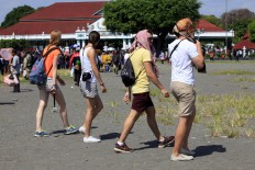 Visitors watch the Grebeg Syawal procession at the palace’s square. (JP/Dhoni Setiawan)
