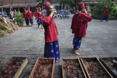 Palace servants stop to drink tea after the Grebeg Syawal parade. (JP/Dhoni Setiawan)