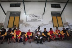 Palace guards have some chit-chat after escorting the Grebeg Syawal parade. (JP/Dhoni Setiawan)