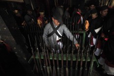 A palace guard arranges old rifles at the Yogyakarta Palace.(JP/Dhoni Setiawan)
