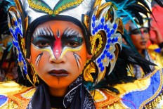 A young dancer in make-up waits for his turn to perform during the syawalan ritual on Sidoguro Hill in Klaten, Central Java. JP/Ganug Nugroho Adi