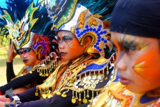 Dancers await their turn to perform. JP/Ganug Nugroho Adi
