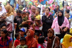 Local people watch the proceedings. JP/Ganug Nugroho Adi