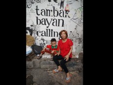 Mother and son, two generations of ethnic Chinese in Kampung Tambak Bayan. JP/ Tarko Sudiarno