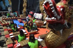 Children learn how to play gamelan in Kampung Celaket Festival. JP/Aman Rochman