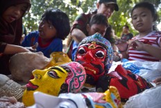  The children of Kampung Celaket learn how to make a mask from recycled paper. JP/Aman Rochman