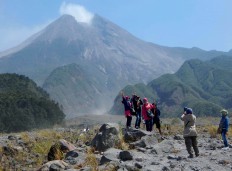 Tourists pose for a photo in Kaliadem village, 3 kilometers away from the peak of Mt. Merapi, in Cangkringan district, Sleman regency, Yogyakarta. JP/ Agus Maryono