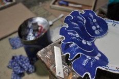 Digitally printed stickers are used to give color and detail to the Gibson Les Paul. The stickers are used to ease production as well to meet the order deadline, which has to be met within a month. For other miniatures, Pramono usually uses spray paints and wood for details. JP/ Albertus Magnus Kus Hendratmo

