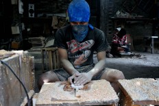 A craftsman works on a Gibson Les Paul miniature at Pramono’s workshop. Mahogany is used because of its smooth texture. JP/ Albertus Magnus Kus Hendratmo