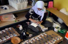 After passing the quality control process, the Gibson Les Paul miniatures are stringed like their originals. About 60 workers, through their skills, have helped Pramono to become an international creative entrepreneur. JP/ Albertus Magnus Kus Hendratmo