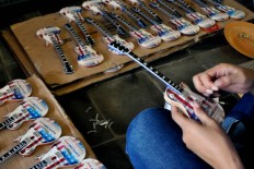 After passing the quality control process, the Gibson Les Paul miniatures are stringed like their originals. About 60 workers, through their skills, have helped Pramono to become an international creative entrepreneur. JP/ Albertus Magnus Kus Hendratmo