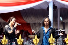 Musicians Slank and Raisa perform during Independence Day celebrations at the State
Palace in Central Jakarta on Aug. 17. JP/Seto Wardhana.