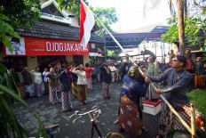 Members of bicycle community Paguyuban Onthel Djogjakarta (Podjok) participate in an Independence Day ceremony at Bentara Budaya Yogyakarta on Wednesday. The event, conducted in the Javanese language, has been organized for the past 10 years. Community members would later cycle southward to Yogyakarta’s zero kilometer and ended their journey at Water Castle Taman Sari. JP/ Aditya Sagita
