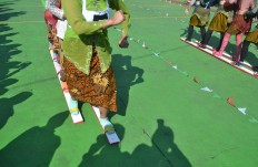 Prisoners of Sukun correctional facility in Malang, East Java, take part in a walk­-the­-plank race on Monday. The prison attempted to break the record for the most participants in a walk­-the­-plank race. JP/Aman Rochman