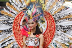 A young girl wears a majestic bird costume. JP/Arya Dipa

 
