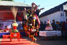Three giants representing evil fight with a knight representing the good at the Merti Golong Gilig festival in Dipowinatan Mergangsan in Yogyakarta on Aug. 18. The festival aims to foster unity among the residents as well as develop tourism in the neighborhood. The festival was also held to celebrate Independence Day. JP/Aditya Sagita