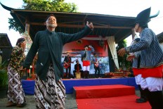 Residents sing and dance. JP/Aditya Sagita