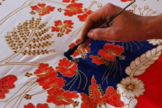 The detail of a “colet”work, a painting technique in which a brush is used. JP/Ganug Nugroho Adi