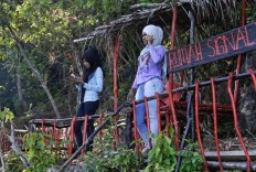 Residents must climb 20 meters to the top of a valley to get a cell phone signal on the island. They have built a hut for the purpose called Signal House. JP/Wendra Ajistyatama