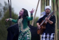 Composer, songwriter and signer Peni Candra Rini gives her all on stage. JP/Tarko Sudiarno

