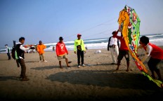 Participants work together to fly a kite at the 2016 National Kite Festival on Parangkusumo Beach in Bantul, Yogyakarta. JP/ Aditya Sagita