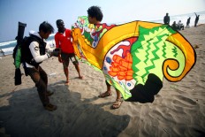 Participants of the festival arrange the strings before flying a two dimensional kite at the 2016 National Kite Festival on Parangkusumo Beach in Bantul, Yogyakarta. JP/ Aditya Sagita
