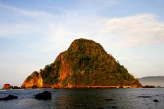 The Indian Ocean laps at the edge of the island. JP/Tarko Sudiarno
