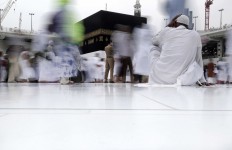 A Saudi security guard stands as Muslim pilgrims circle the Kaaba, Islam's holiest shrine, at the Grand Mosque in the Muslim holy city of Mecca, Saudi Arabia, Thursday, Sept. 8, 2016. Muslim pilgrims have begun arriving at the holiest sites in Islam ahead of the annual hajj pilgrimage in Saudi Arabia, with some weeping with their hands outstretched for a fleeting touch of the Kaaba. The cube-shaped shrine, at the center of Mecca's Grand Mosque, is the site the world’s 1.6 billion Muslims pray toward five times a day. AP Photo/Nariman El-Mofty