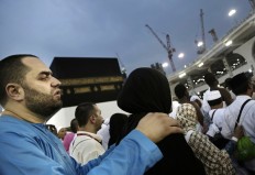 A man holds his wife as they circle the Kaaba, Islam's holiest shrine, at the Grand Mosque in the Muslim holy city of Mecca, Saudi Arabia, Thursday, Sept. 8, 2016. Muslim pilgrims have begun arriving at the holiest sites in Islam ahead of the annual hajj pilgrimage in Saudi Arabia, with some weeping with their hands outstretched for a fleeting touch of the Kaaba. The cube-shaped shrine, at the center of Mecca's Grand Mosque, is the site the world’s 1.6 billion Muslims pray toward five times a day. AP Photo/Nariman El-Mofty