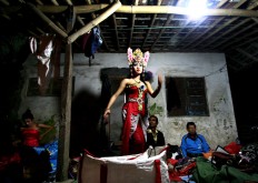 A female dancer heads toward the stage after finishing her make-up. JP/ Aman Rochman