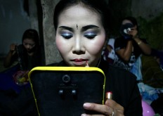 The dancers put on their makeup. JP/ Aman Rochman