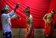A holy man blesses the dancers for a good performance. JP/ Aman Rochman