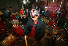 The gamelan orchestra gets ready to strike up a tune. JP/ Aman Rochman