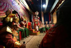 The drama unfolds in the Javanese language of East Java, showing the assimilation of Javanese and Balinese cultures. JP/ Aman Rochman