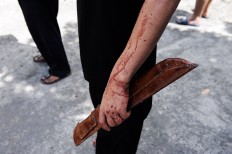 A man holds a cleaver that is commonly used by the Padangnese people in Bali for slaughtering animals during Idul Adha at Al Muhajirin Mosque in Denpasar, Bali, on Sept. 12. JP/ Anggara Mahendra
