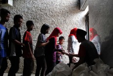 A Bandung Grand Mosque staffer distributes meat to the people of Bandung, West Java, on Sept. 12. The Mosque prepared at least 4,000 bags with 500 grams of meat each before distributing it to the people for Idul Adha. JP/Arya Dipa