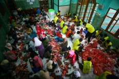 Idul Adha committee members slice and weigh the qurban meat during Idul Adha celebrations at Jogokariyan Mosque in Yogyakarta on Sept. 12. JP/Aditya Sagita