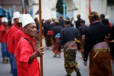 Veteran royal soldier, Margono, 75, holds a spear while on duty with the Sorogeni unit. JP/Ganug Nugroho Adi