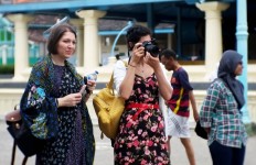 Foreign visitors watch the Gerebeg Besar procession. JP/Ganug Nugroho Adi