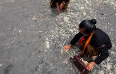 Royal servants collect fragments of offerings at the Surakarta Palace. JP/Ganug Nugroho Adi