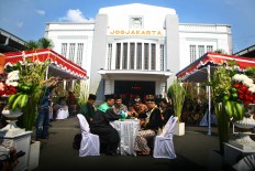A groom recites his wedding vows at a mass wedding in front of Tugu Station in Yogyakarta on Sept. 6.JP/ Aditya Sagita