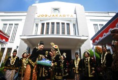 A bride kisses her groom's hand after exchanging vows while other couples watch on at a mass wedding ceremony in front of Tugu Station in Yogyakarta on Sept. 6. JP/ Aditya Sagita