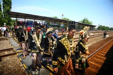 Couples arrive at Maguwo station to be paraded toward Tugu Station on the Prambanan express train after their wedding vows on Sept. 6. JP/ Aditya Sagita