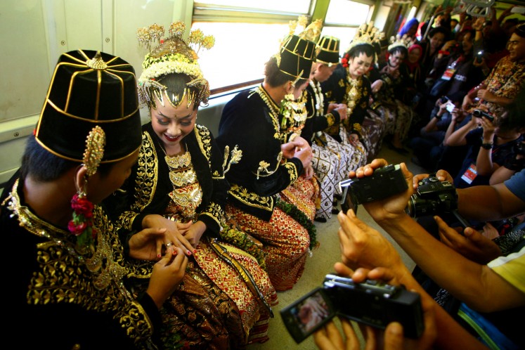 Mass wedding at Yogyakarta's Tugu Station