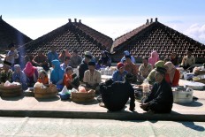 Residents of Senden village, Selo, Boyolali, feast together and hold a traditional ceremony before harvesting tobacco. JP/Alb Magnus Kus Hendratmo

