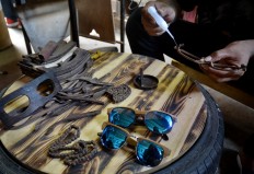 Besides using recycled wood, the design uses recycled chains for the frame’s hinges. The frame prices start at Rp 400,000 [US$30]. JP/Aman Rochman