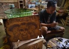 The workers making the wooden frames are former drug addicts and convicts recruited by Mario Bannet, who is himself a former drug addict. JP/Aman Rochman