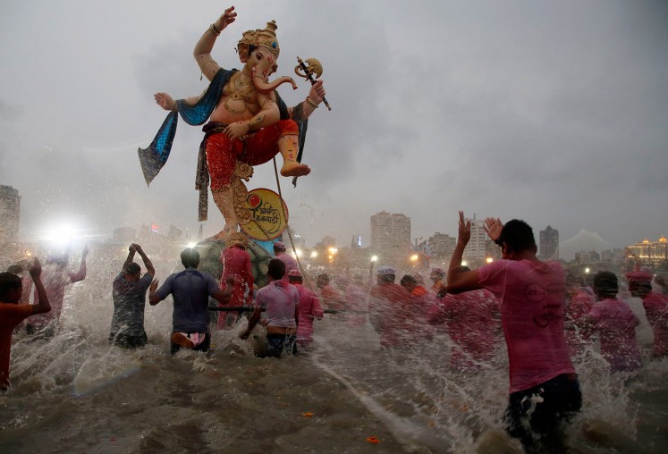 India's bustling Mumbai slows for festival to honor Ganesha 