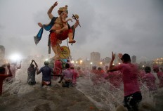 Devotees prepare to immerse an idol of elephant-headed Hindu god Ganesha in the Arabian Sea after worship marking the end of the 10-day long Ganesh Chaturti festival in Mumbai, India, Thursday, Sept. 15, 2016. The act symbolizes sending the god back to his mythical home in the snow-capped mountains taking all the worries and problems of his worshippers with him. AP Photo/Rajanish Kakade
